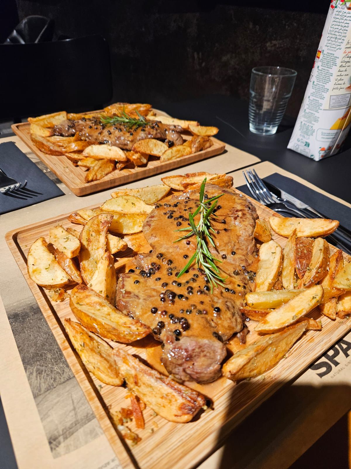 Authentiek Portugees houtskoolgrillrestaurant Casa do Frango in Ieper met een warme sfeer en traditionele smaken.